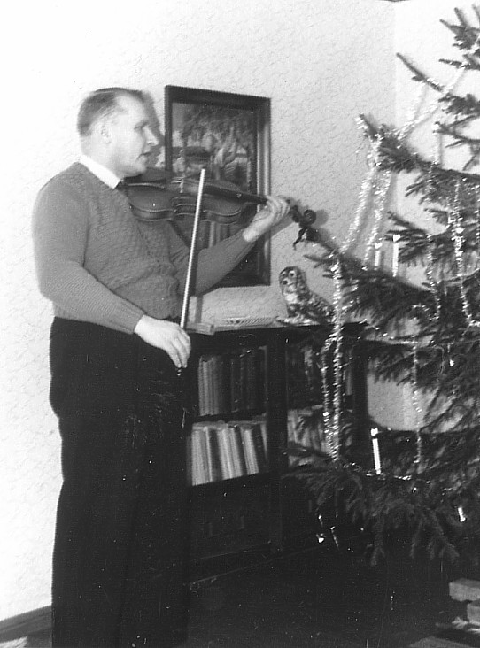 Martti viuluineen jouluaattoona 1957